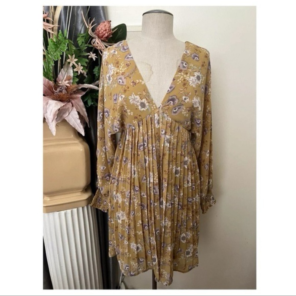 C1-- NWT mustard EDEN IN LOVE short sleeve v-neck floral pleated dress LARGE $72